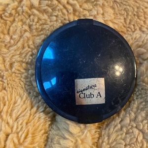 Signature Club A ultra creamy powder eyeshadow